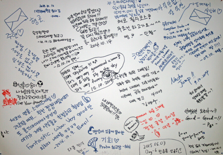 Messages and signatures from passengers after their tandem skydive